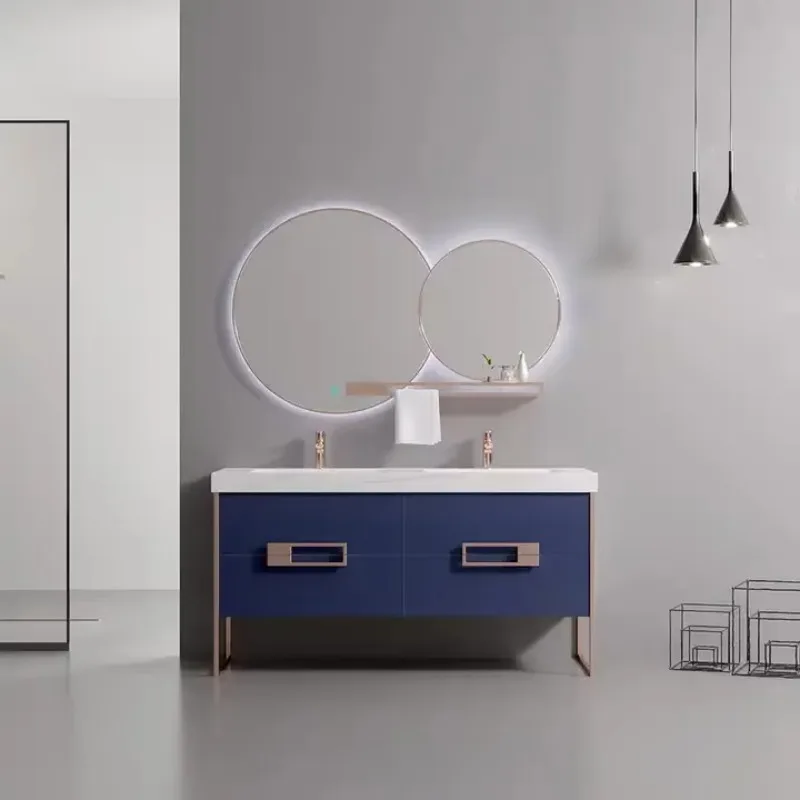 

Отдельно стоящий современный туалетный столик для ванной комнаты с металлическими ножками и светящимся зеркалом