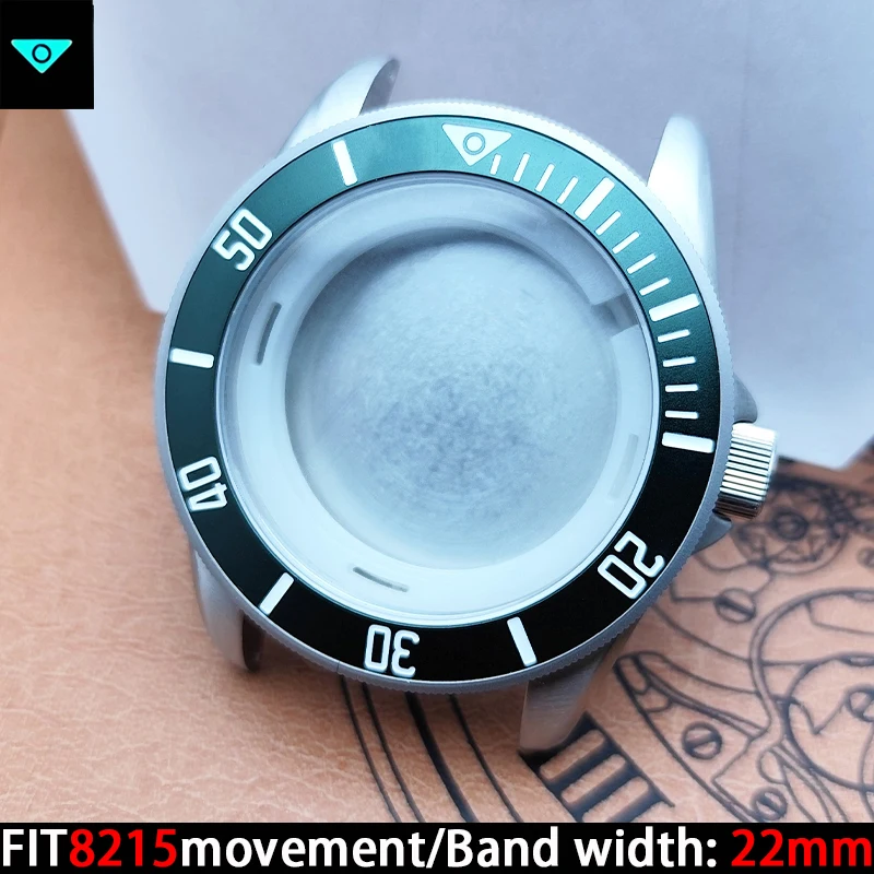 L'accessorio per orologio con cassa in acciaio inossidabile da 42 mm è adatto per movimento 8215, cinturino da 22 mm, lunetta luminosa e cassa impermeabile.