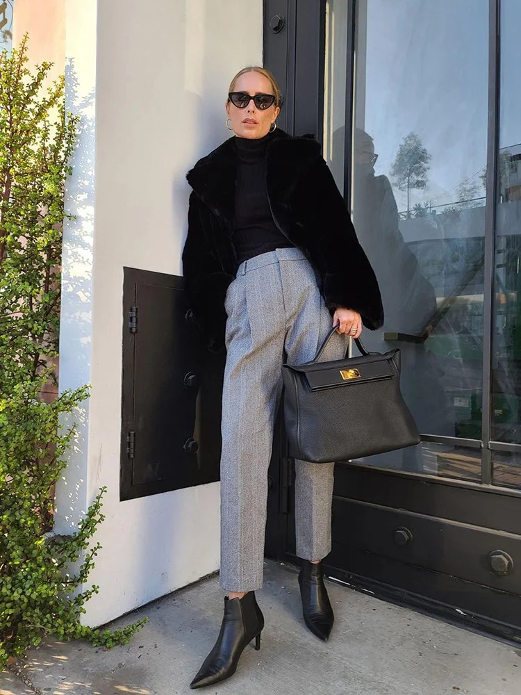 Fluffy Lapel Black Faux Fur Winter Coat Oversized Long Sleeves Loose Short Jacket Design New 2025 Solid Color Commute Streetwear