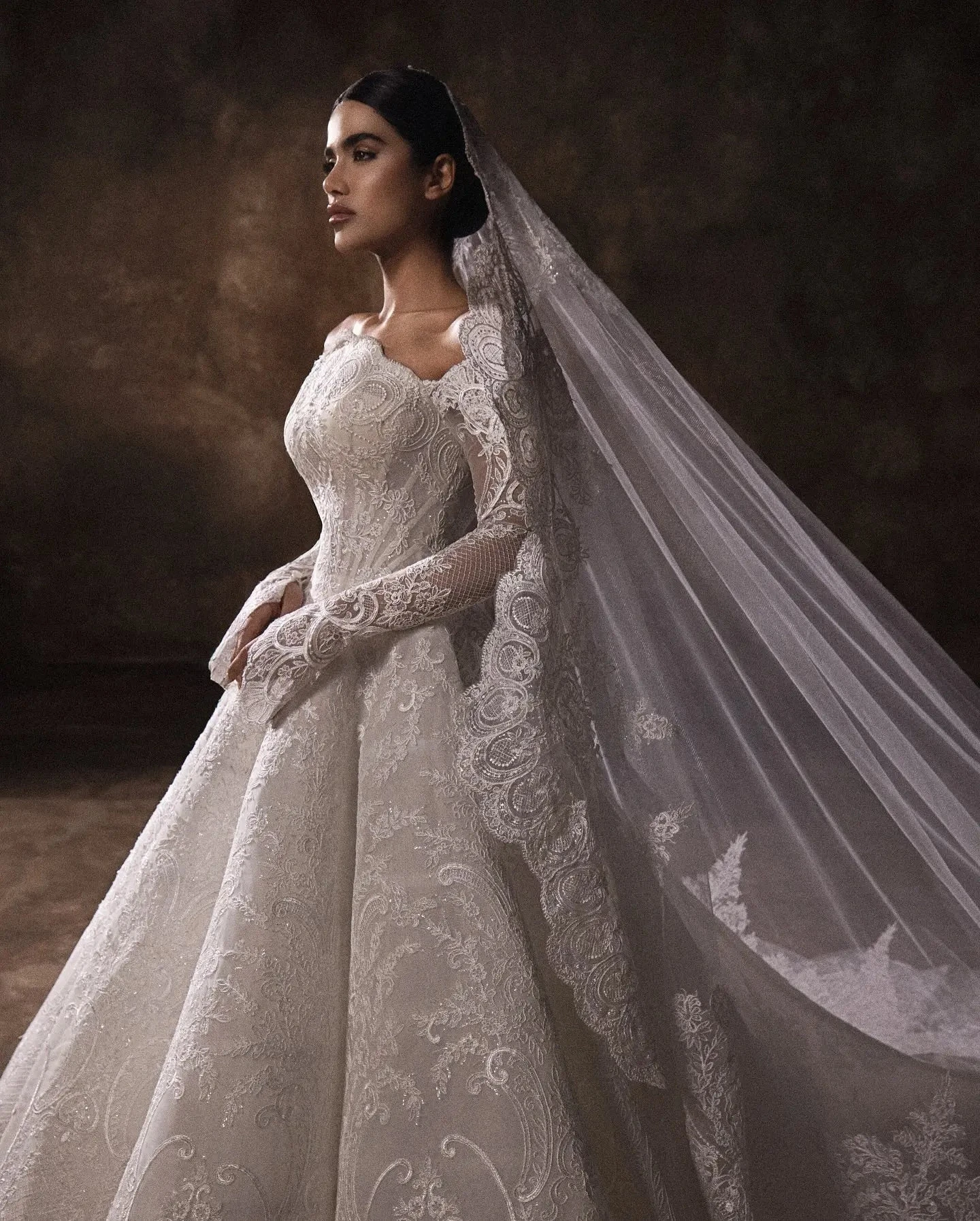 2026 Top Quality Elegant White Lace Boat Neck Ball Gown Wedding Dress Veil Long Sleeves Women Party Bride Gowns Customized