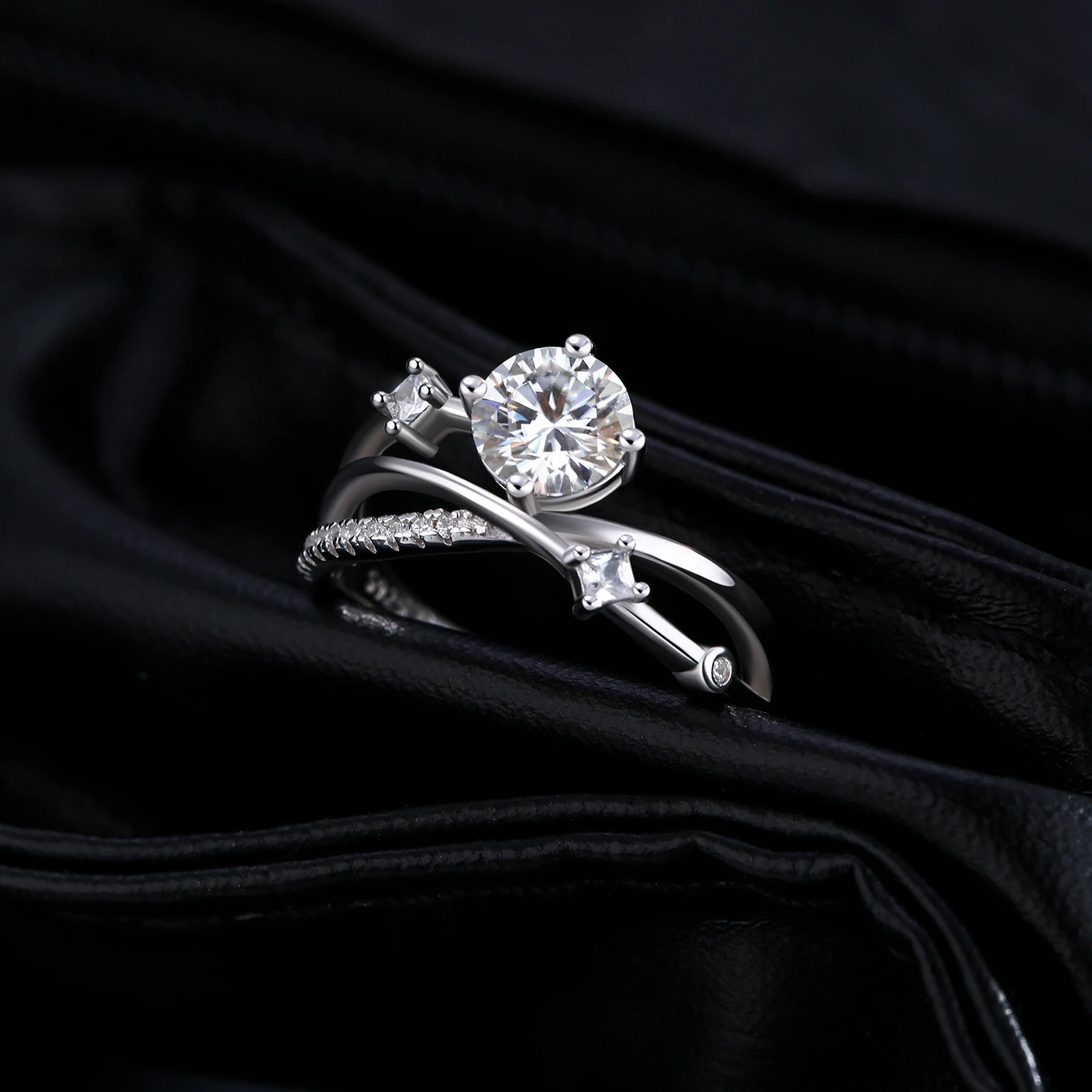 Women's 1CT VVS1 Moissanite Dazzling Ring in 925 Sterling Silver