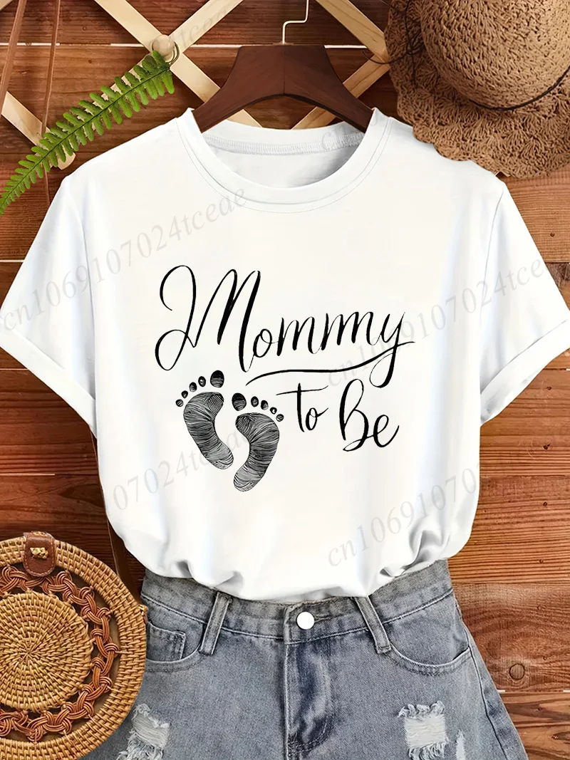 Mommy To Be Printed Women T‑Shirt Baby Footprint Graphic Tees Pregnancy Announcement Maternity Loose Tops Gift for Expecting Mom