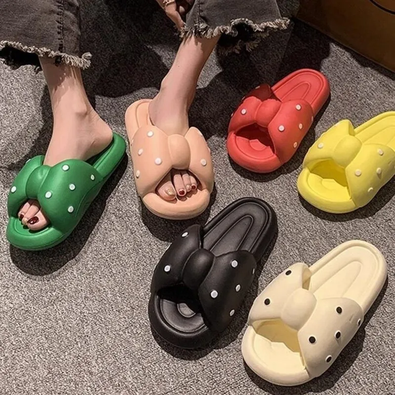 SHAJI Damen-Slipper mit Schleife und Polka Dots, Sommerliche Rutschfeste Weiche Komfort-Hausschuhe für Drinnen und Draußen, Strand und Alltag – Detail 1