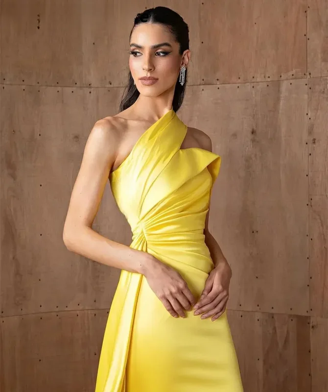 Personalizado elegante longo amarelo um ombro cetim vestidos de noite sereia plissado varredura trem vestidos de baile para mulher para especial