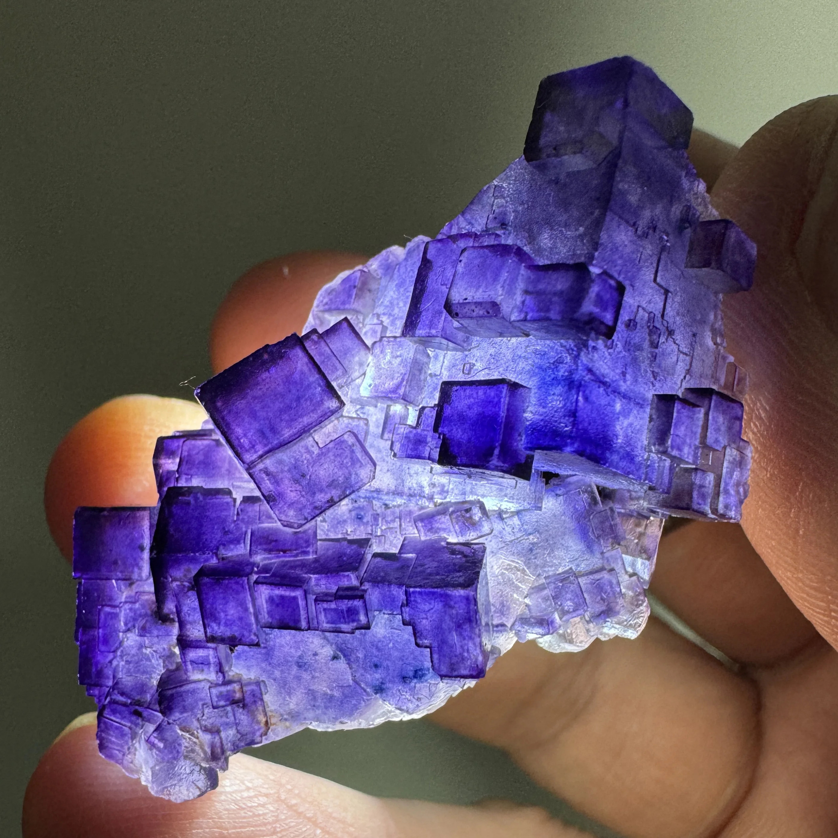 

29 г Натуральный китайский фиолетовый флюорит с градуированными включениями, образец кристалла, минерал, кварцевая порода, целебный камень, декор для дома 04