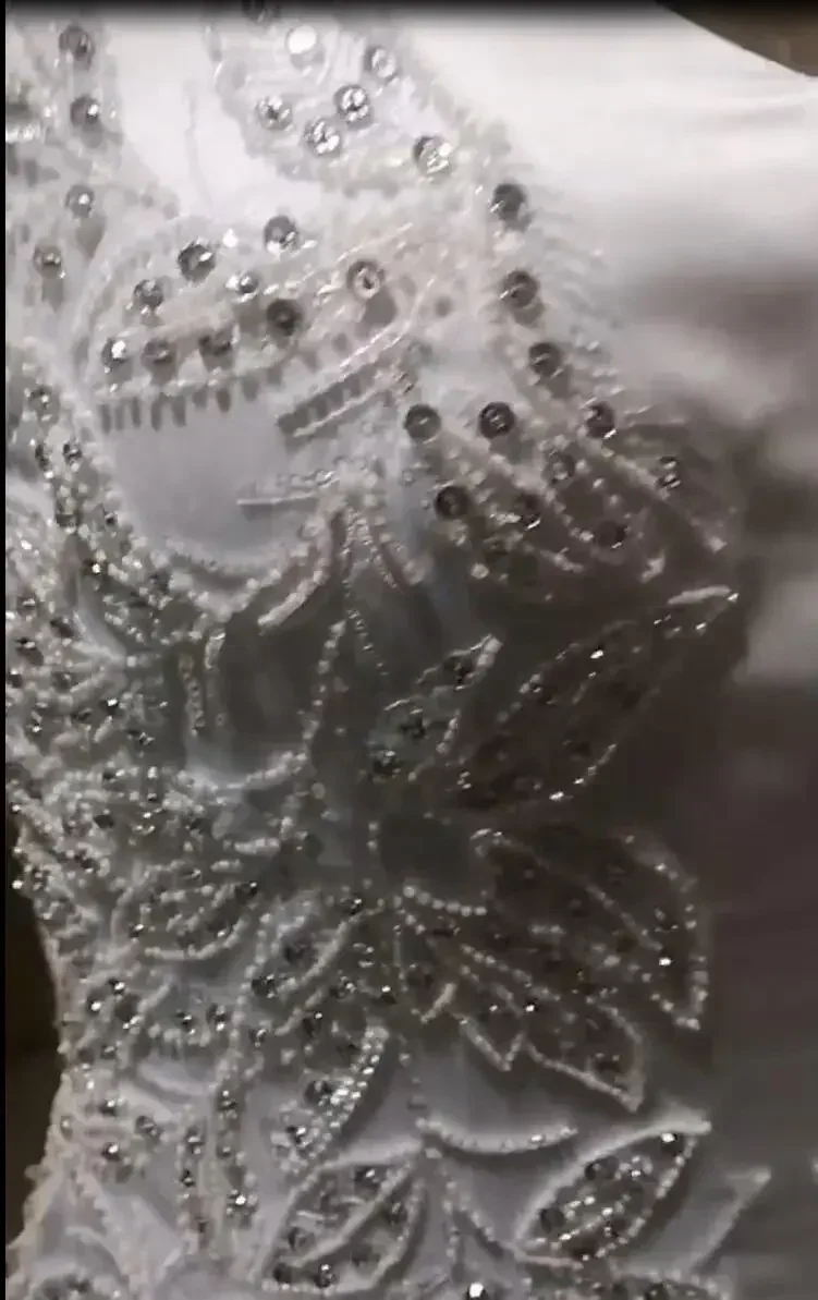 ชุดแต่งงานเจ้าสาวแบบแอฟริกันสั่งตัดพิเศษ ผ้าลูกไม้ปักเลื่อมระบายชั้นๆ ผ้าทูลล์ แขนกุด