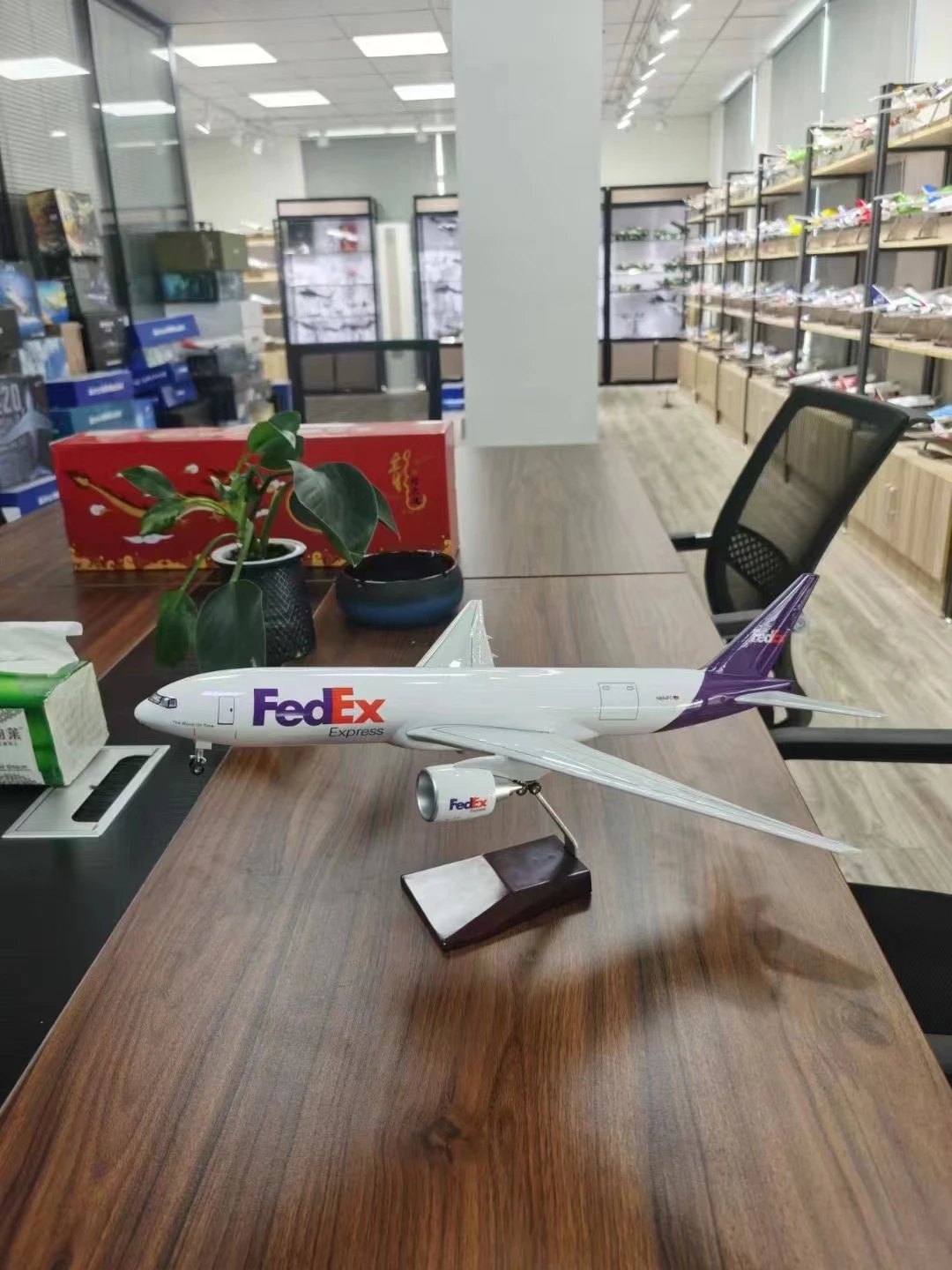 

47CM Scale Home Decor B777 Aircraft FedEx Cargo Airlines Model With Wheel Landing Gear Resin Plane Collected Gift By Aviation
