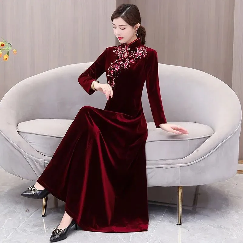 فستان شيونغسام نسائي مطرز مخملي 2025 جديد للربيع والخريف فساتين زفاف بأكمام طويلة ملابس نسائية