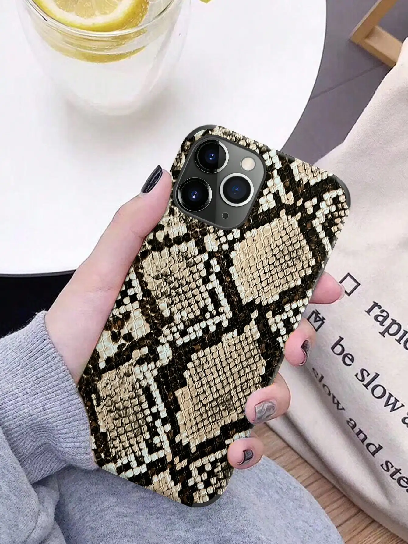 1 Beige Snake Pattern Pu Leather Anti-Fall and Shock-Proof Belt Spin Design Leather Craft Mobile Phone Case Suitable for iPhone