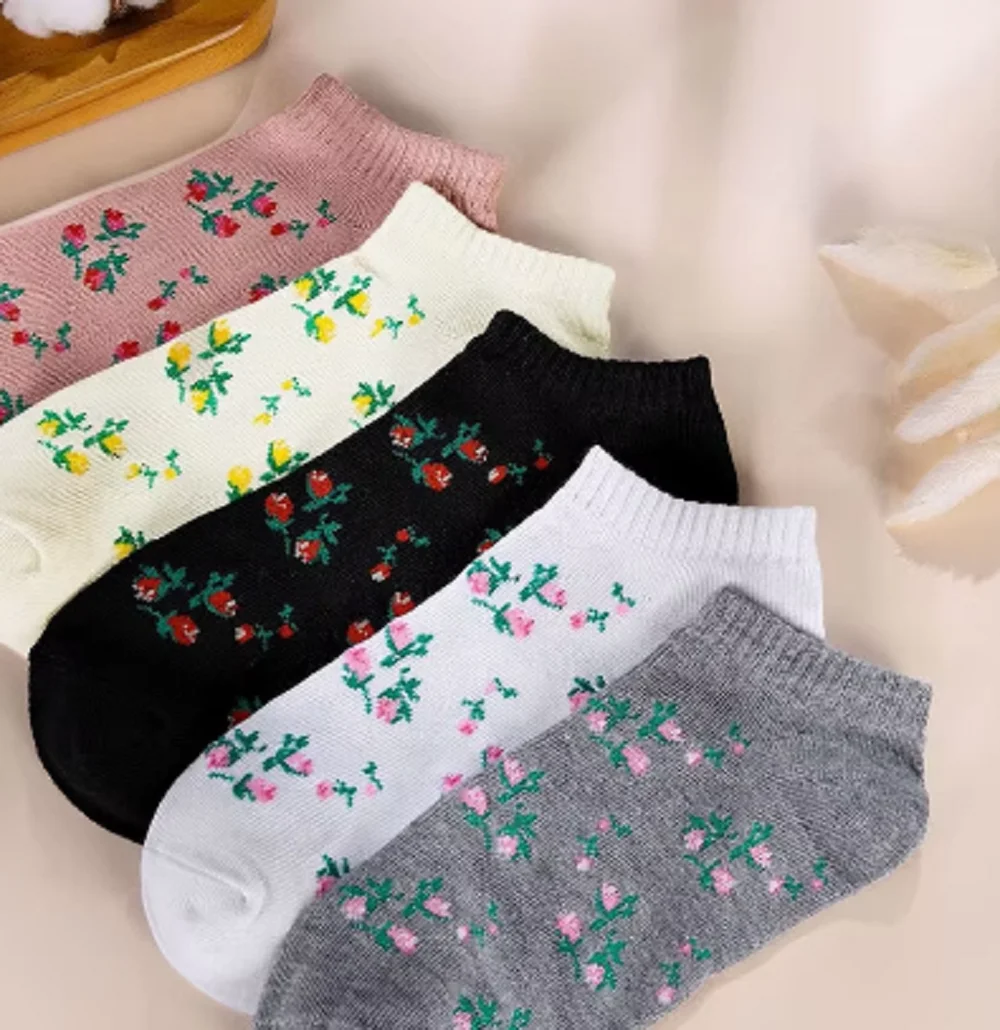 5 Pairs of Fashionable Women's Casual Socks With Floral Patterns