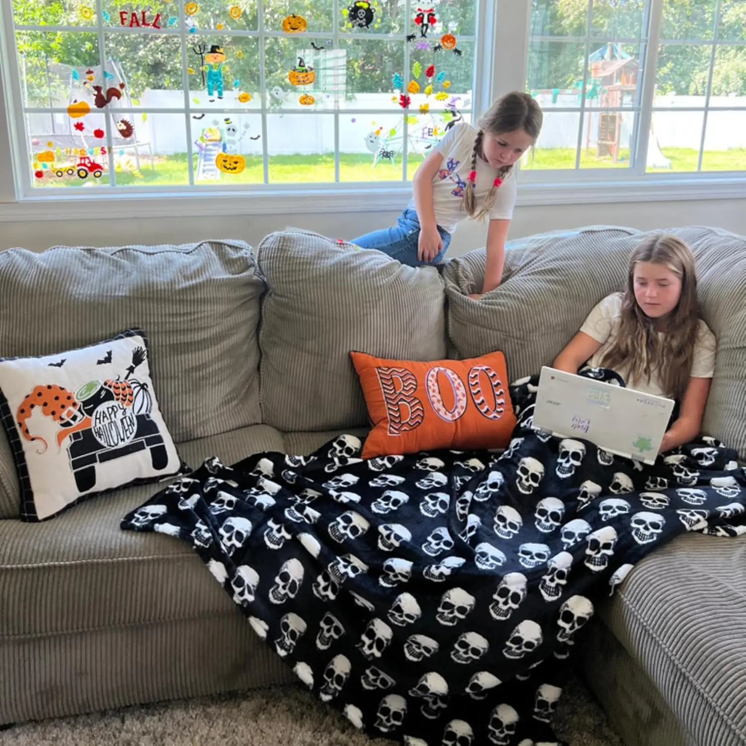 Halloween Fleece Throw Blanket: White Skulls on Black Velvety Soft Extra Large 70 x 50 for Sofa Bed Couch Chair Dorm