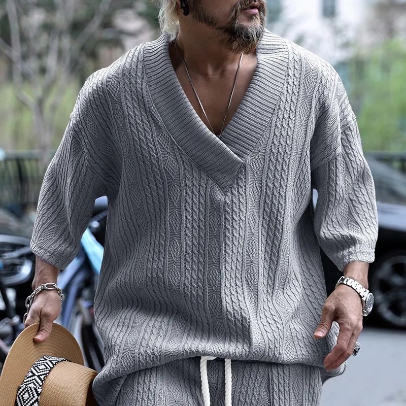 قمصان محبوكة مضلعة للرجال برقبة على شكل V نصف كم بلون سادة