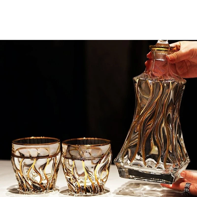 Set di vino con bottiglia di vino, tazza d'oro con tracciamento in vetro di cristallo, tazza di vino straniero