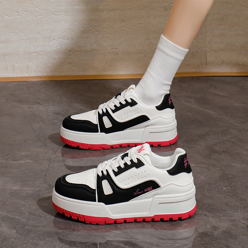 شانغ شي حذاء أبيض صغير سوليد سميك للنساء 2025 ربيع وصيف جديد عالي الجمال متعدد الاستخدامات الارتفاع زيادة أحذية المجلس