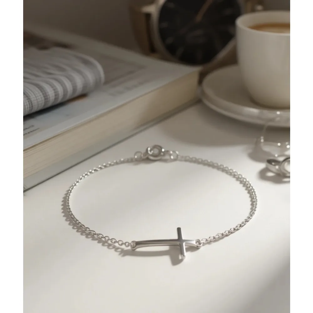 

Изящный браслет с перекрещивающимися элементами из стерлингового серебра в стиле знаменитостей