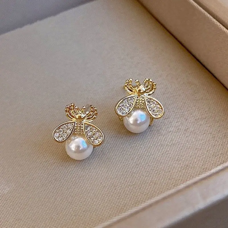 Fashion Bee Pearl Earrings Are Simple, Small and Delicate, Fashion Earrings Are Elegant, Crystal Earrings Are Women\'s Gifts