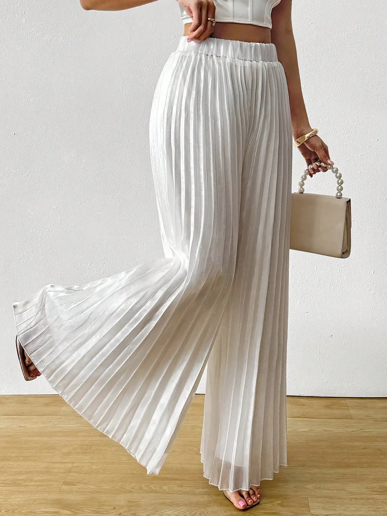 

Белые атласные плиссированные брюки с эластичной талией и широкими штанинами для женщин