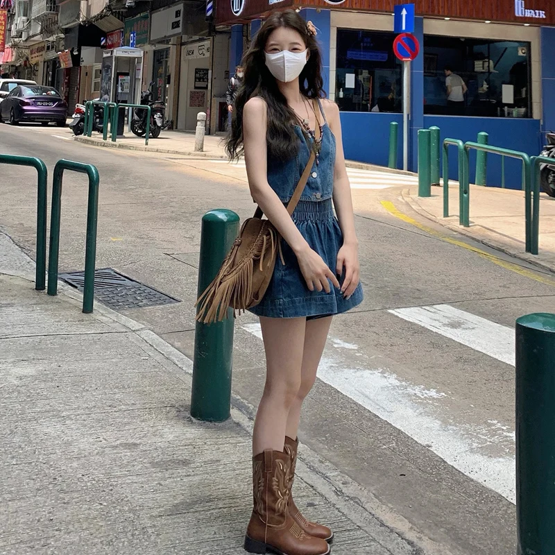 

Korean version of fashionable and retro denim set, women's 2024 summer suspender top+elastic waist shorts two-piece set