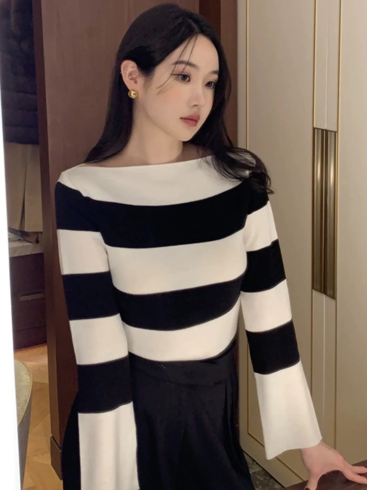Slim Fit Stripe Design Knit Sweater Chic round Neck Color Block Bell Sleeve Korean Style Long Sleeve Winter Top for Women