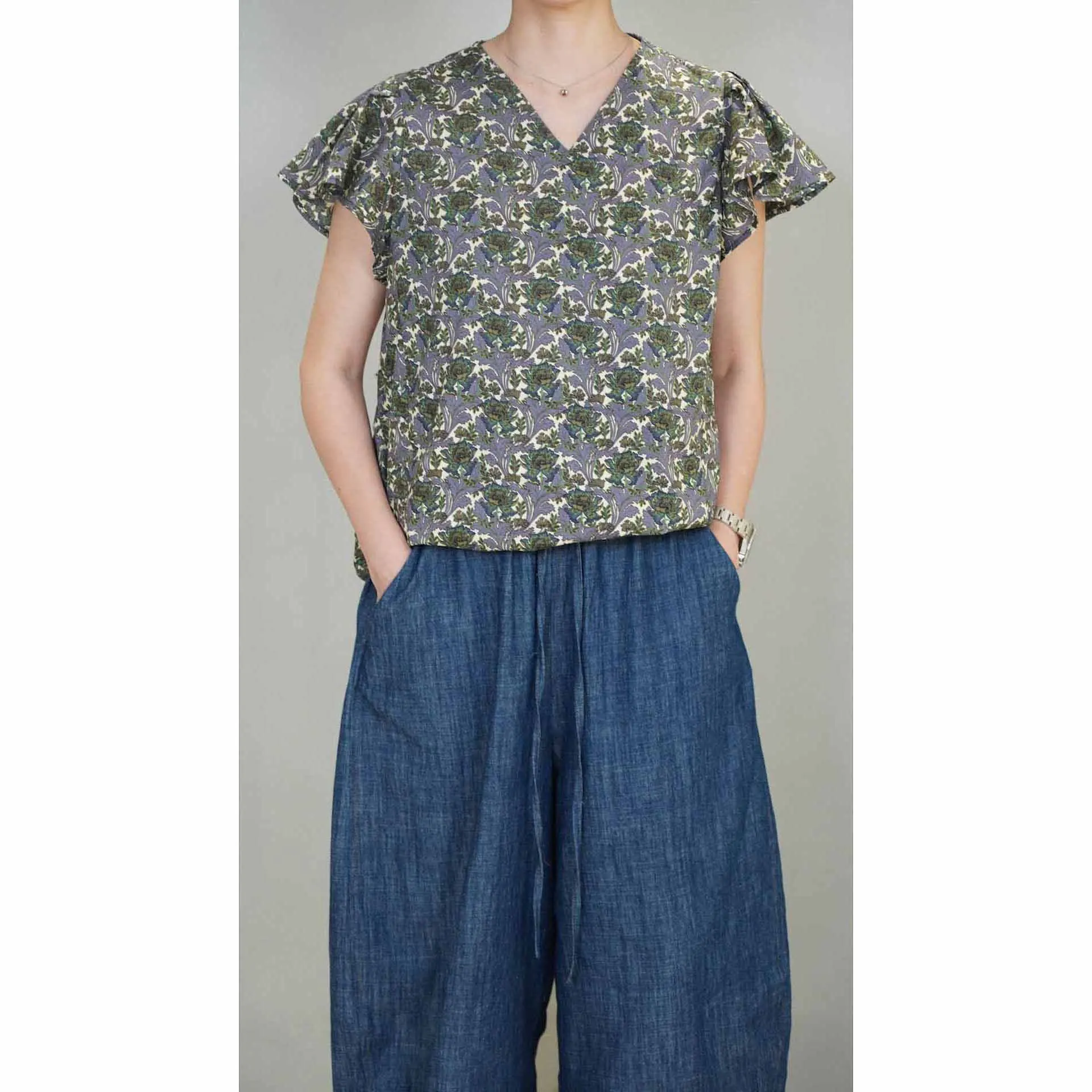 

Новинка! Женская футболка из 100% хлопка с V-образным вырезом, приталенная, с цветочным принтом, весна 2025