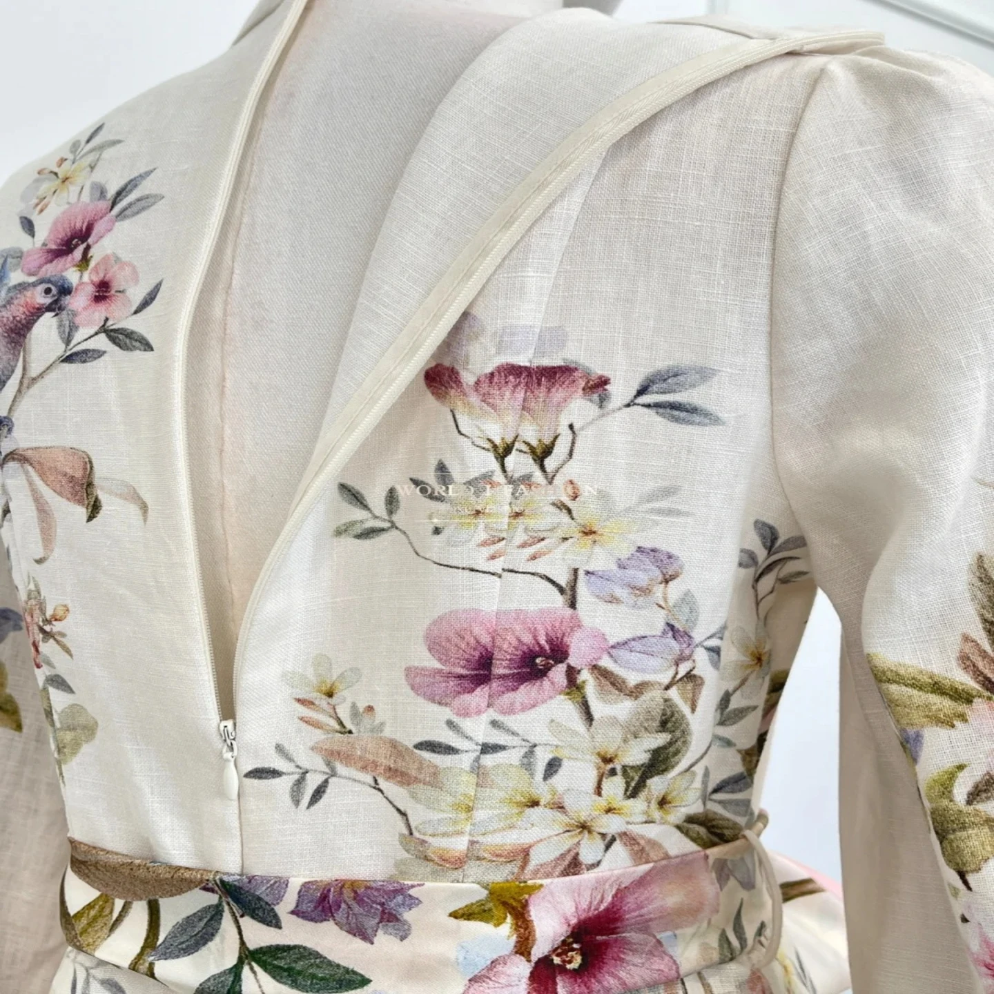 فستان متوسط الطول بأكمام طويلة وطبعة طيور بيضاء على الموضة لعام 2025