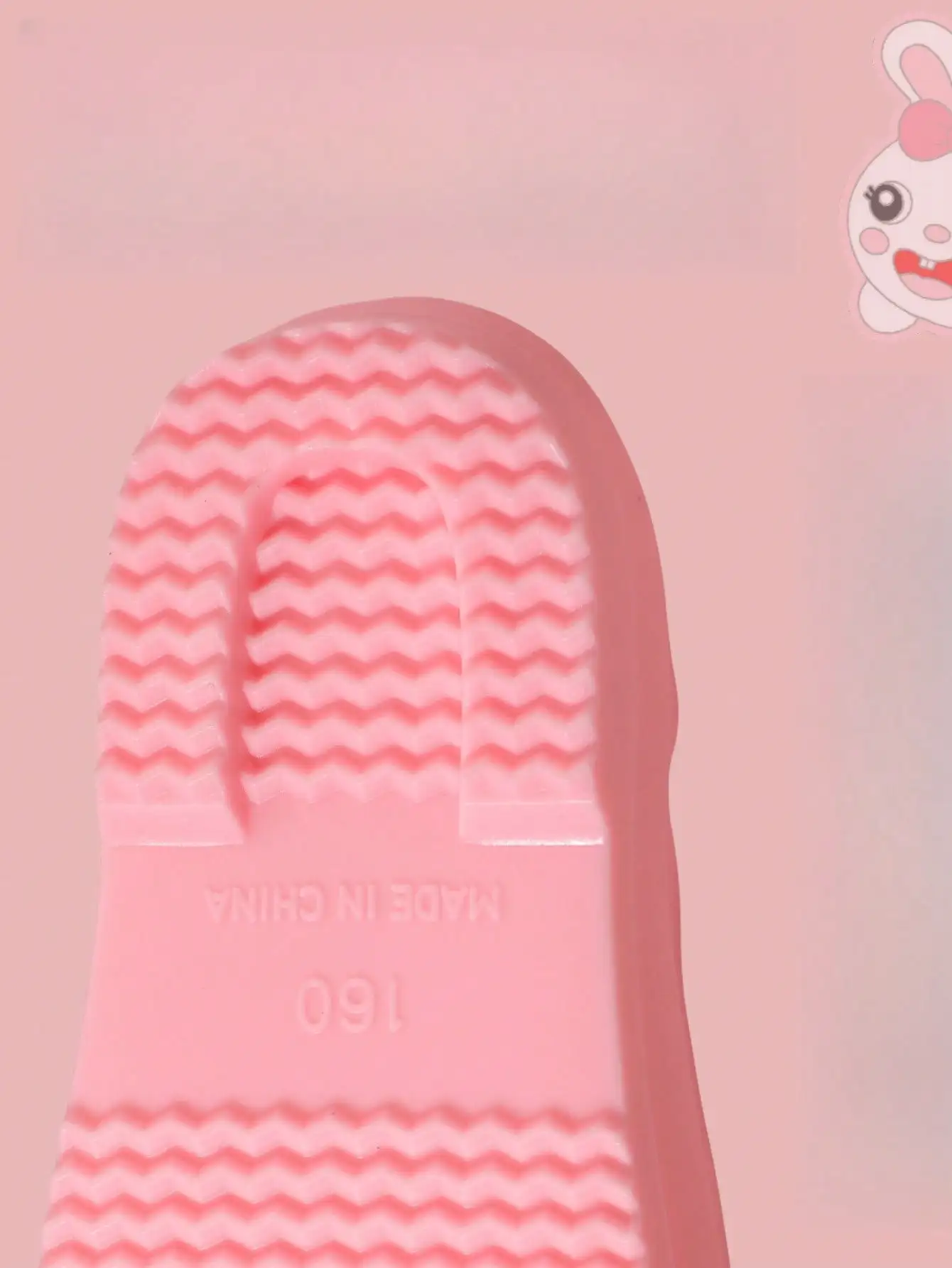 زوج من أحذية المطر الكرتونية للأطفال على الطراز الجديد. حذاء مطر للفتيات مضاد للانزلاق ومقاوم للاهتراء.