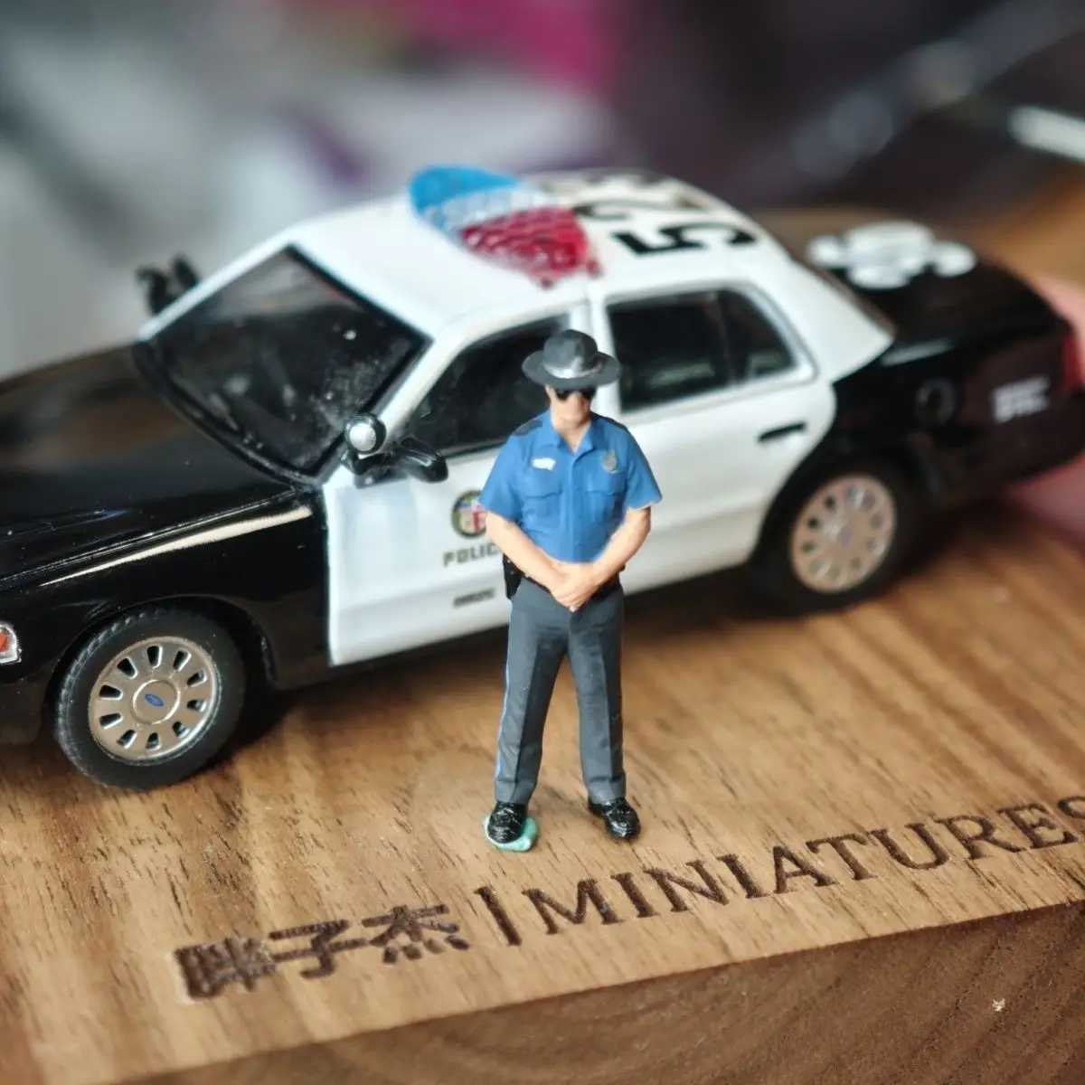 

1:64 Figure DIY Hand-Painted Resin Static Model American State Policeman Car Garage Scene