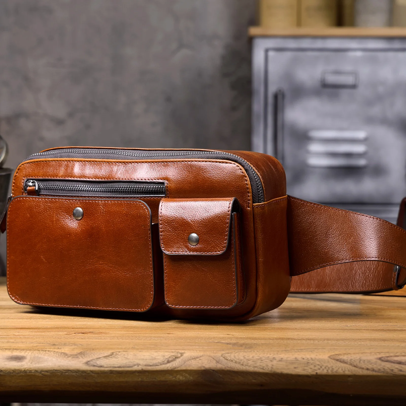 Vintage-Hüfttasche aus hochwertigem Rindsleder, lässige Schultertasche für Herren, multifunktionale Motorrad-Brusttasche aus echtem Leder – Detail 9