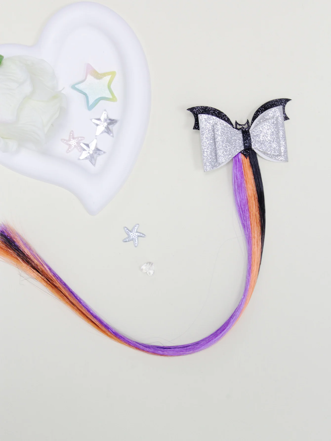 Silver Glitter, Red Glitter, Gold Glitter Bat Bow Hair Clip, Paired with Purple, Orange, and Black Dangling Hair Extensions, Halloween Creative Styling Hair Clip, Suitable for Festivals, Stage Performances, Parties, and Other Occasions