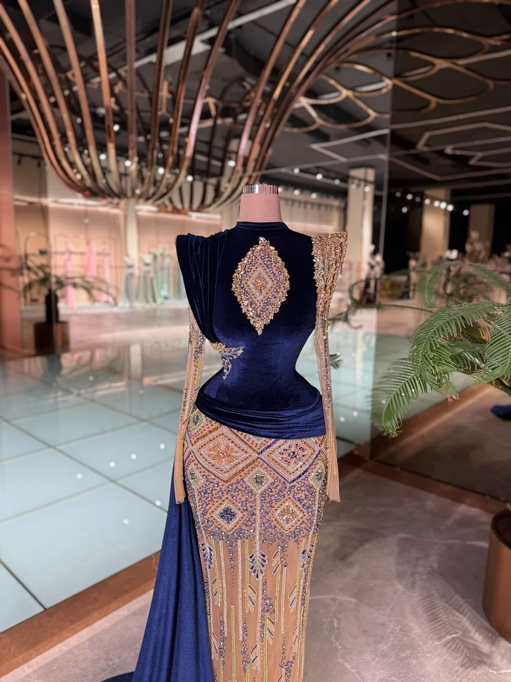 

Romantic Long-Sleeved Evening Dress Graceful Velvet Beaded Crystal Evening Gown Charming A-Line Floor-Length Party Gown