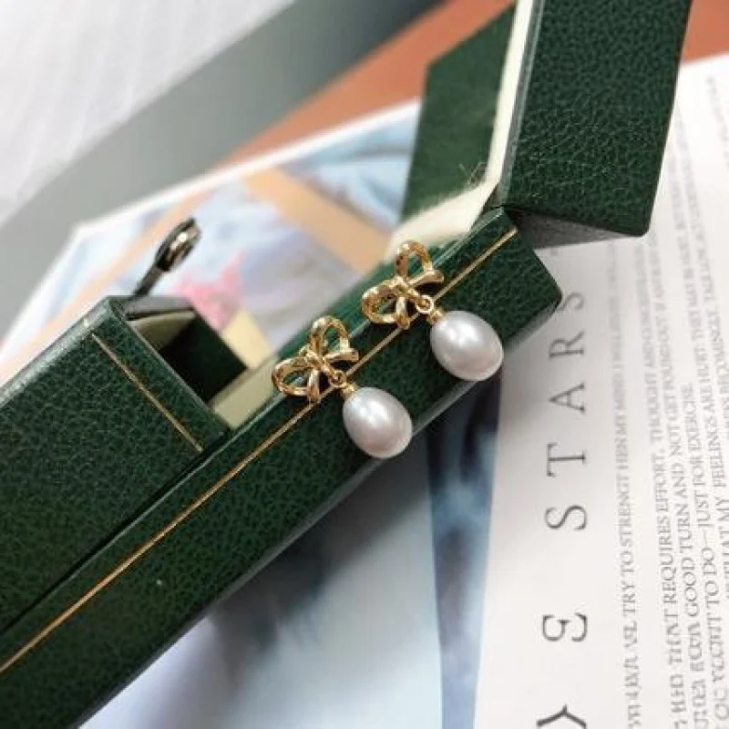 

Серьги-капли с бантиком, милые и очаровательные, с жемчугом в форме риса (около 7-8 мм), позолота 18 карат