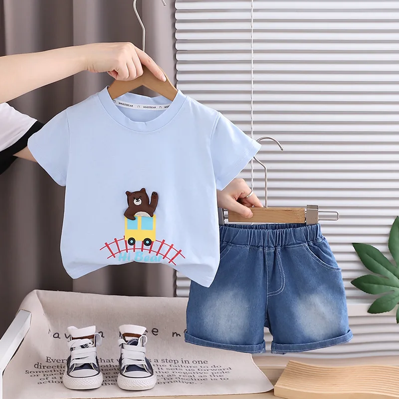

Летний повседневный комплект для мальчиков 2026: футболка с принтом «Медведь и поезд» и легкие джинсовые шорты, удобный комплект из двух предметов для малышей