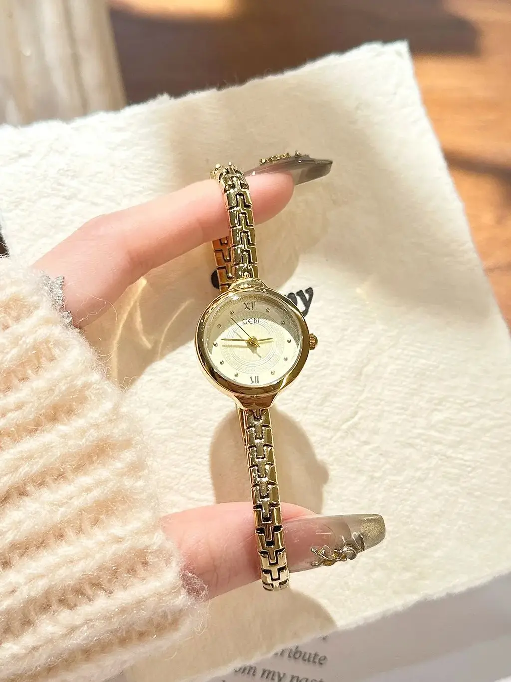 

NEW Luxury Brand Women's Watch Waterproof Golden Small Dial Bracelet Premium Quartz Ladies Watches Gift Pairing with Dresses