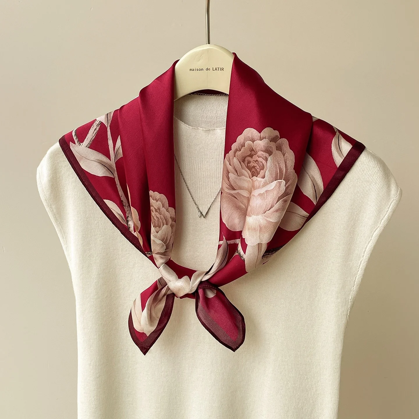 女性用のエレガントな赤いシルクスカーフ、薄い正方形の首の保護用スカーフ、多用途の中国風プリントシルクスカーフ、あらゆる年齢層に適しています。