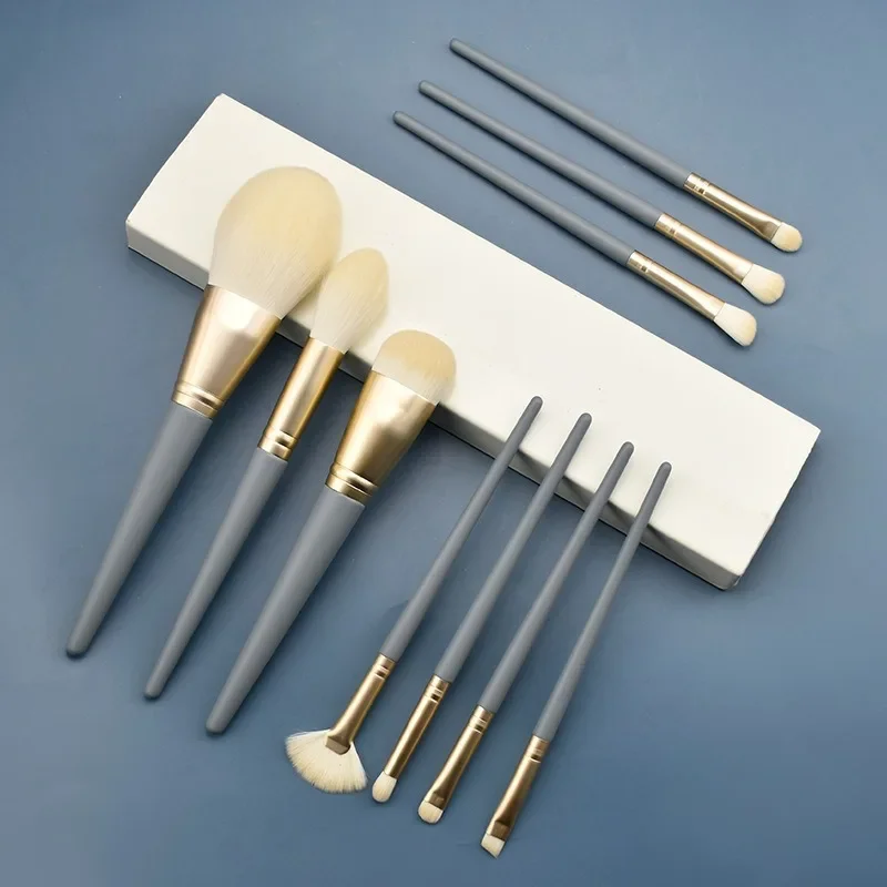 10本入りメイクブラシセットには、10穴の挿入ケースが付属しています。 ブラシの毛は繊細で柔らかく、肌に優しいです。