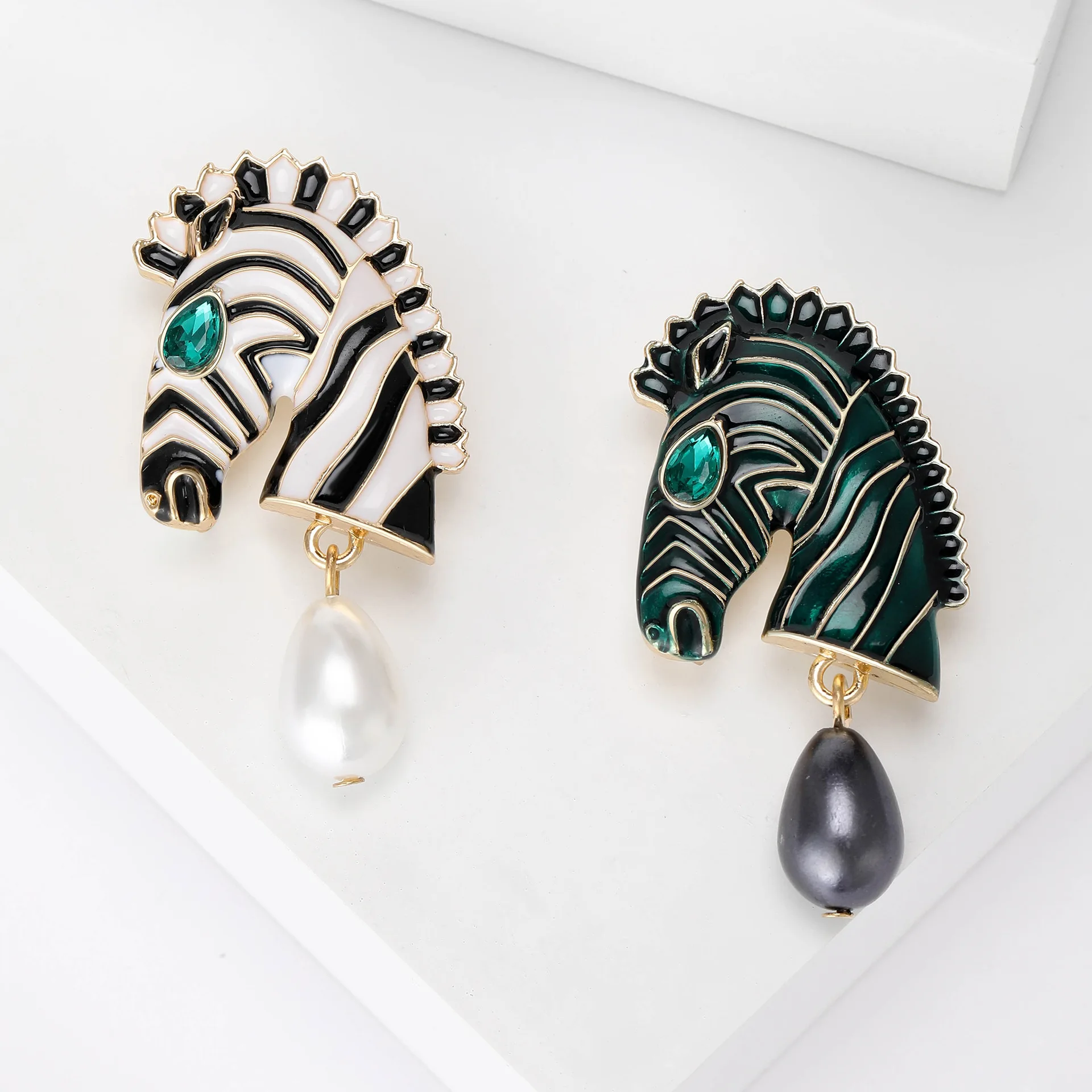 

Colorful Oil-Drip Striped Horse Head Brooch, Unisex Zodiac Horse Brooch, Animal Brooch, Jewelry Accessory, Suit Decoration