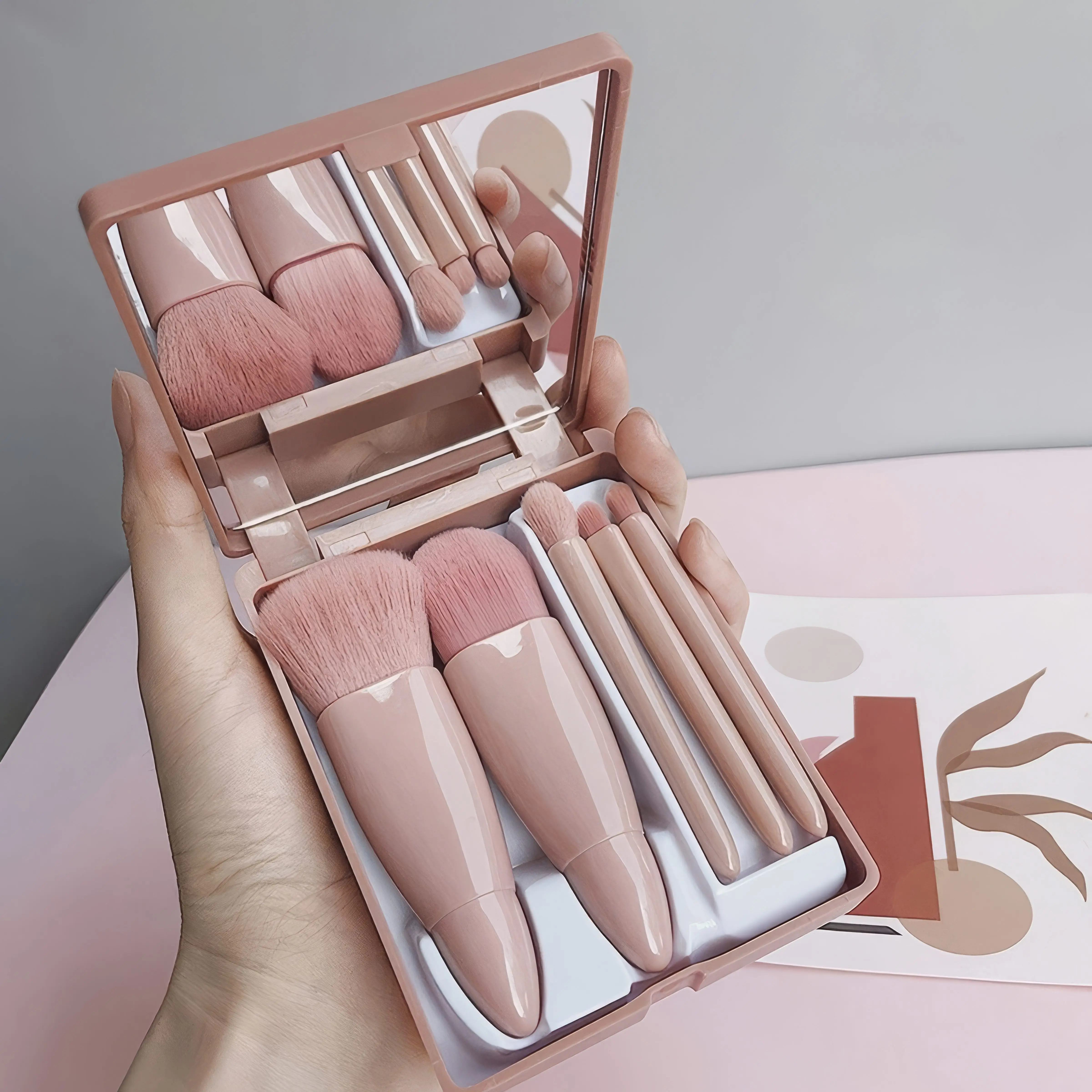 Juego de brochas de maquillaje rosa con estuche de espejo, cerdas suaves para un maquillaje impecable de rostro y ojos.