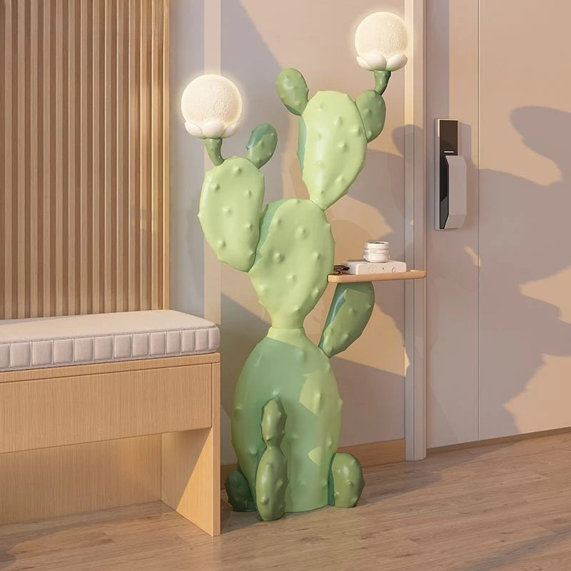 Cactus dopamina grande ornamento dal pavimento al soffitto divano del soggiorno accanto alla decorazione domestica pianta verde chiaro inaugurazione della casa