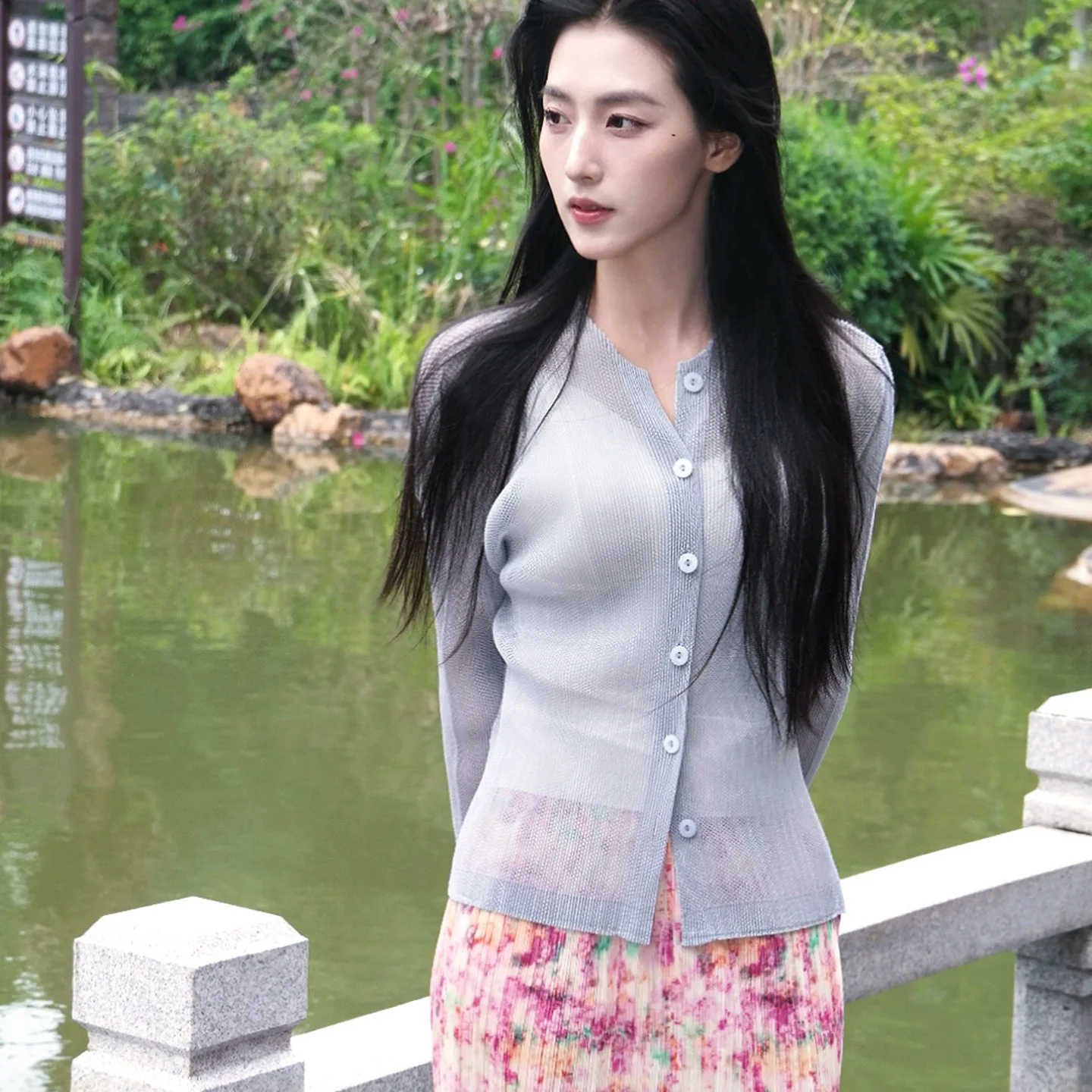 Miyake dobras 2025 nova moda verão impressão terno feminino com decote em v oco para fora topo casual a linha saia de meio corpo conjunto de duas peças