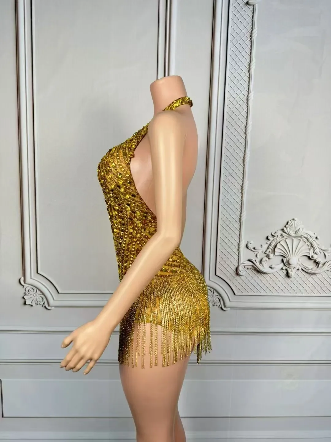 女性の高級キラキラゴールドラインストーンチェーンタッセルボディスーツセクシーな V ネックダンス衣装ダンサーパフォーマンスステージ写真撮影着用