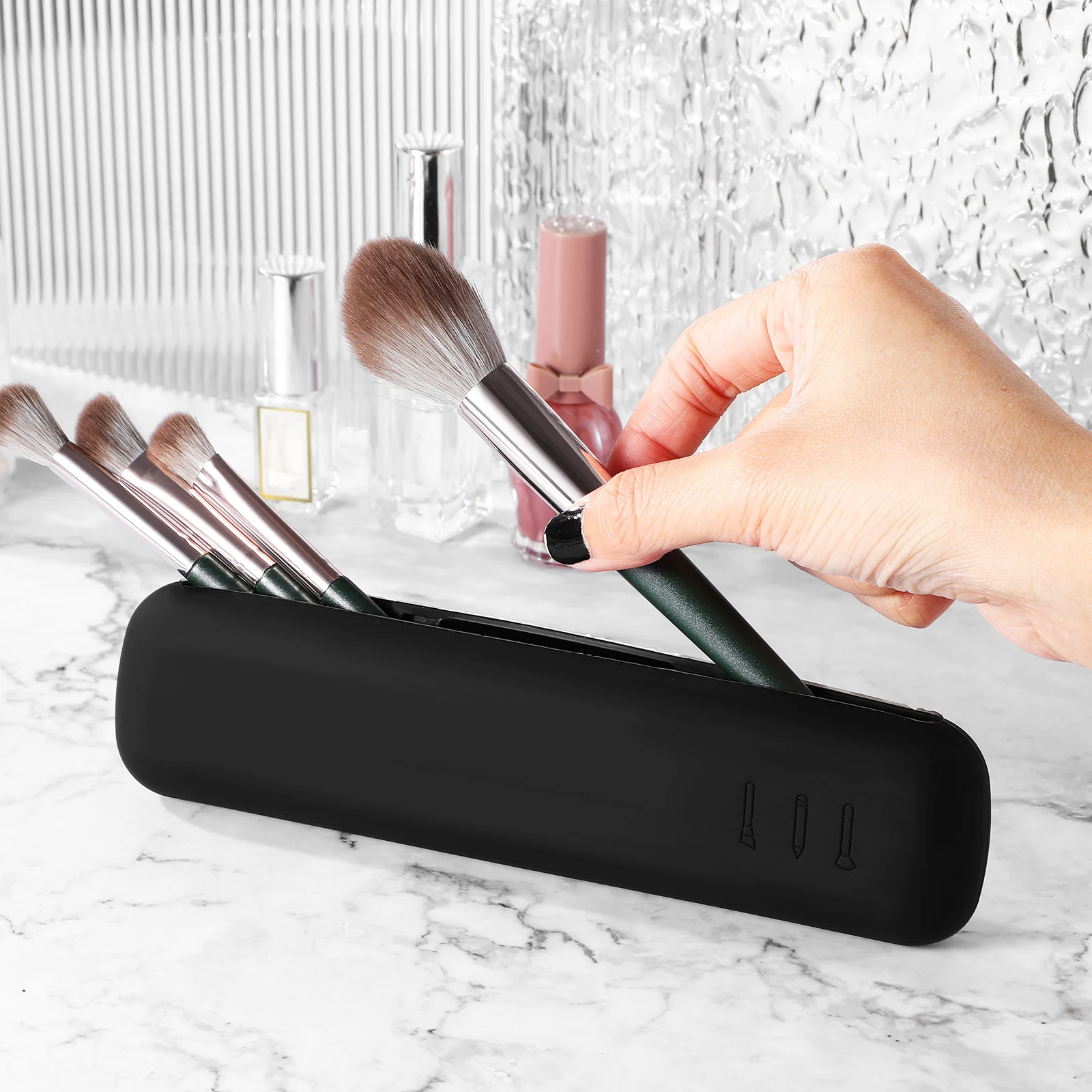 

2Pics Makeup Tool Organizer Sturdy Silicone Brush Container Travel-Ready Storage Bag for Daily Use Makeup Brush Bag