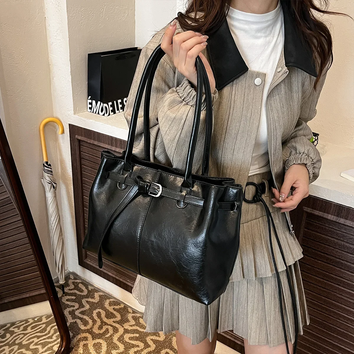 حقيبة حمل لامعة عتيقة مع عقدة حبل ديكور تصميم مبطن سعة كبيرة من البولي يوريثان سحاب مقاوم للماء حزام مريح ثابت #1