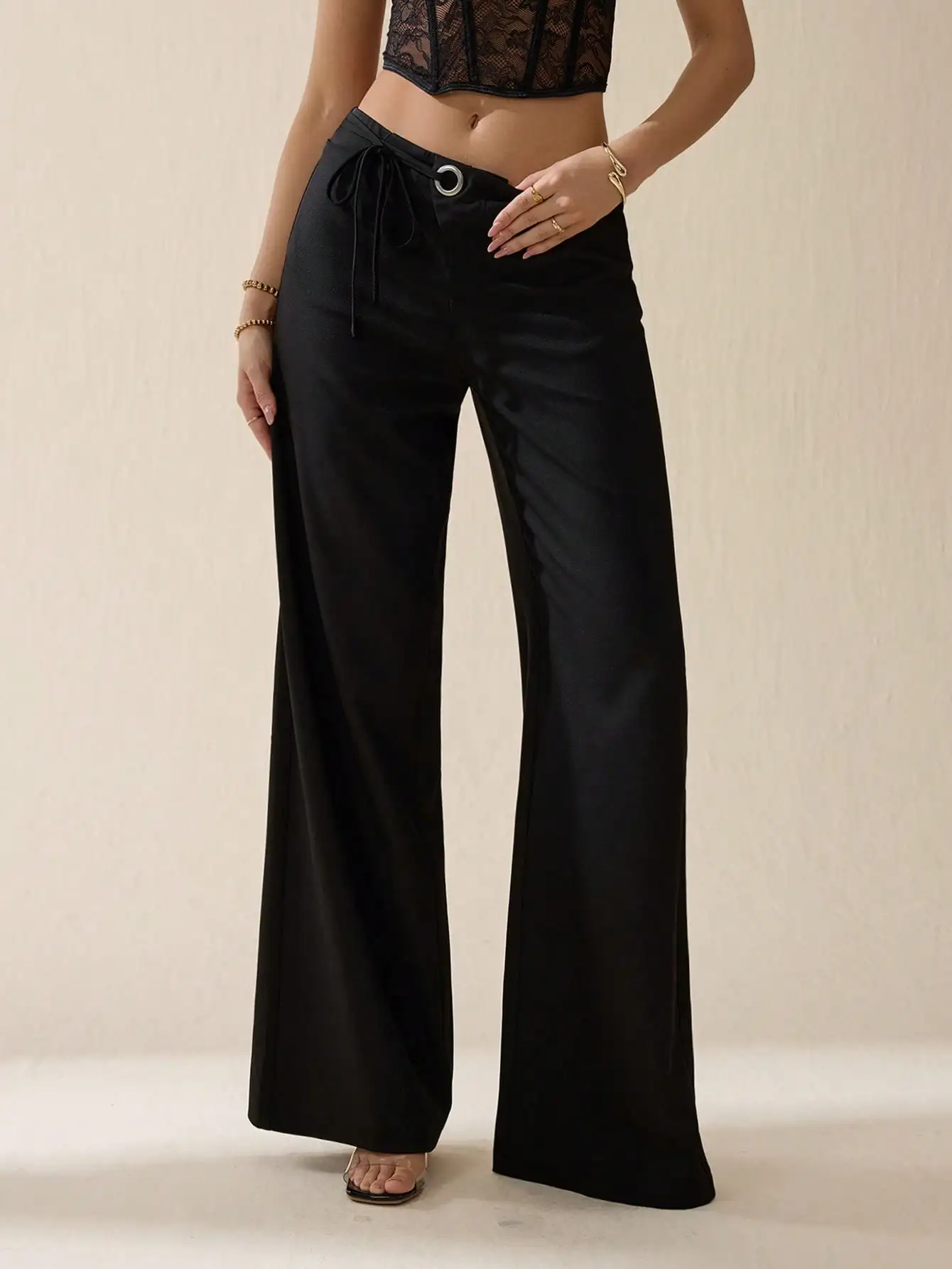 

Черные широкие брюки с высокой талией, шнуровкой на талии и металлическим кольцом