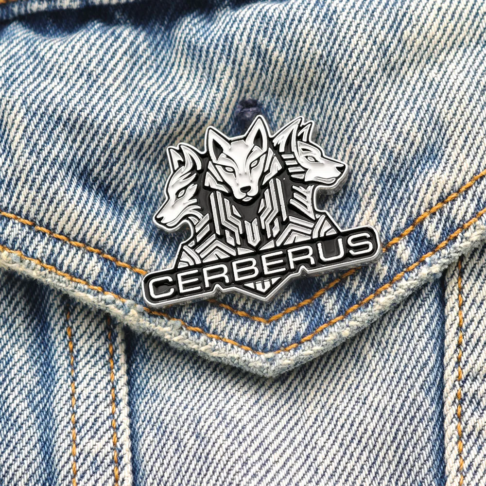 Cerberus-Brosche, griechische Mythologie, dreiköpfiger Hund, Metall-Reversnadel, Wolfskopf-Abzeichen, Punk-Taktiknadeln, Schmuck, Geschenk für Männer. – Detail 9