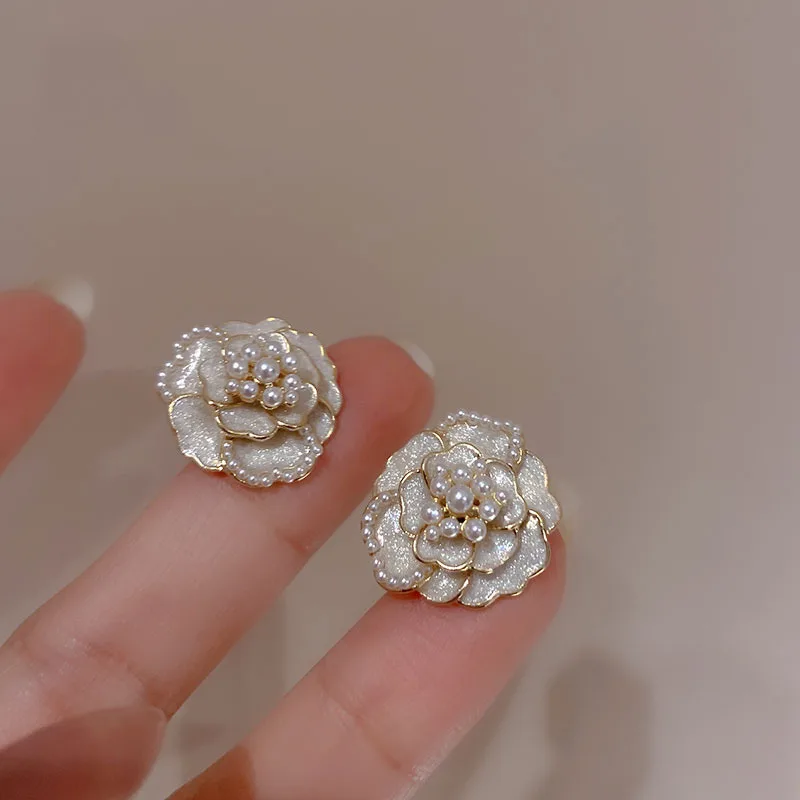 French Retro Inlaid Pearl Camellia Stud Earrings Gently Temperament Fashion Jewelry For Women Party and Daily Wearing
