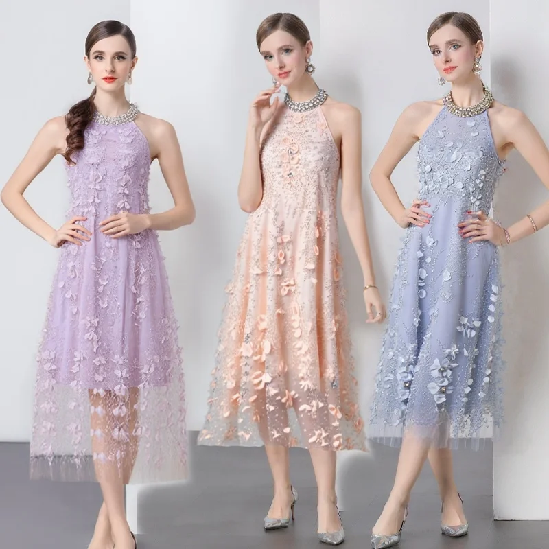 

Изысканное женское платье из тюля с объемными цветами и бриллиантами, украшенное вышивкой