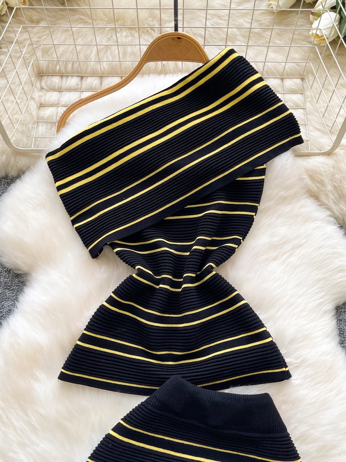 Foamlina женский вязаный комплект из 2 предметов в полоску с узором на одно плечо, майка без рукавов и эластичные пуговицы на талии, мини-юбка-карандаш, костюмы