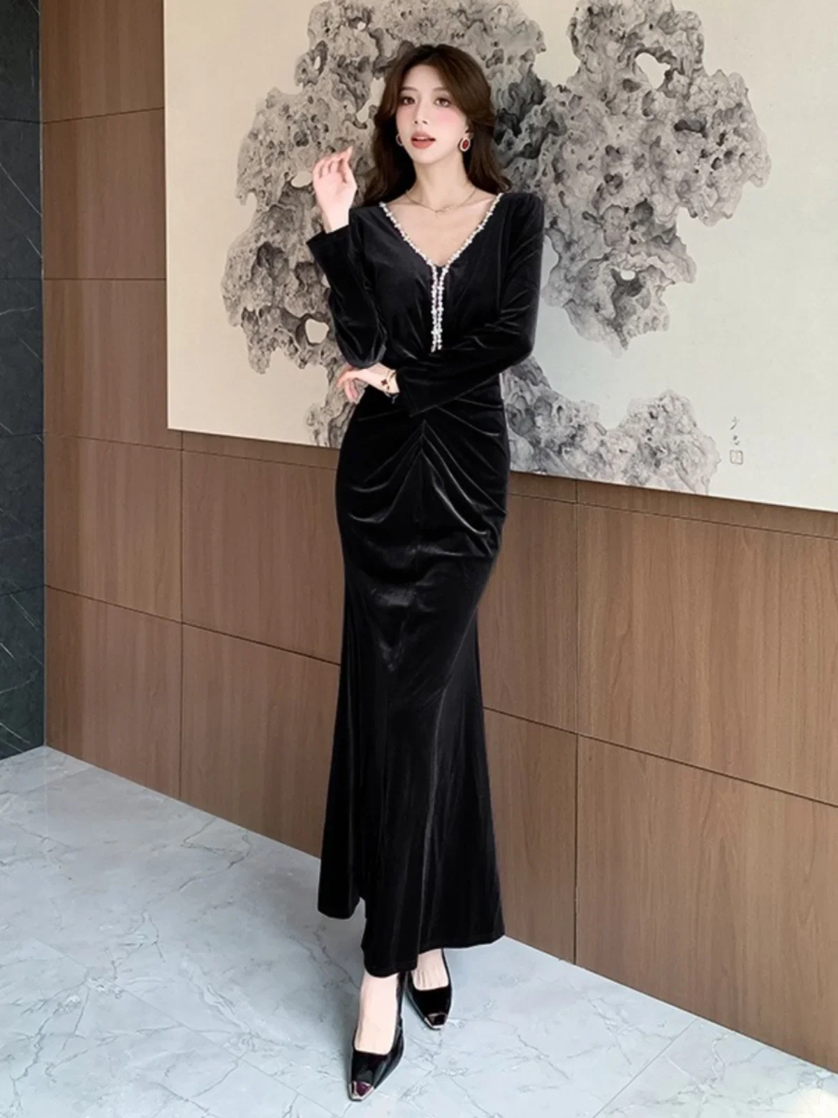 Ofallsis Temperament Sweet Style V neck Gold Velvet Long Dress 2024 Autumn New Tight Contrasting Nail Drill Fish Tail Dresses