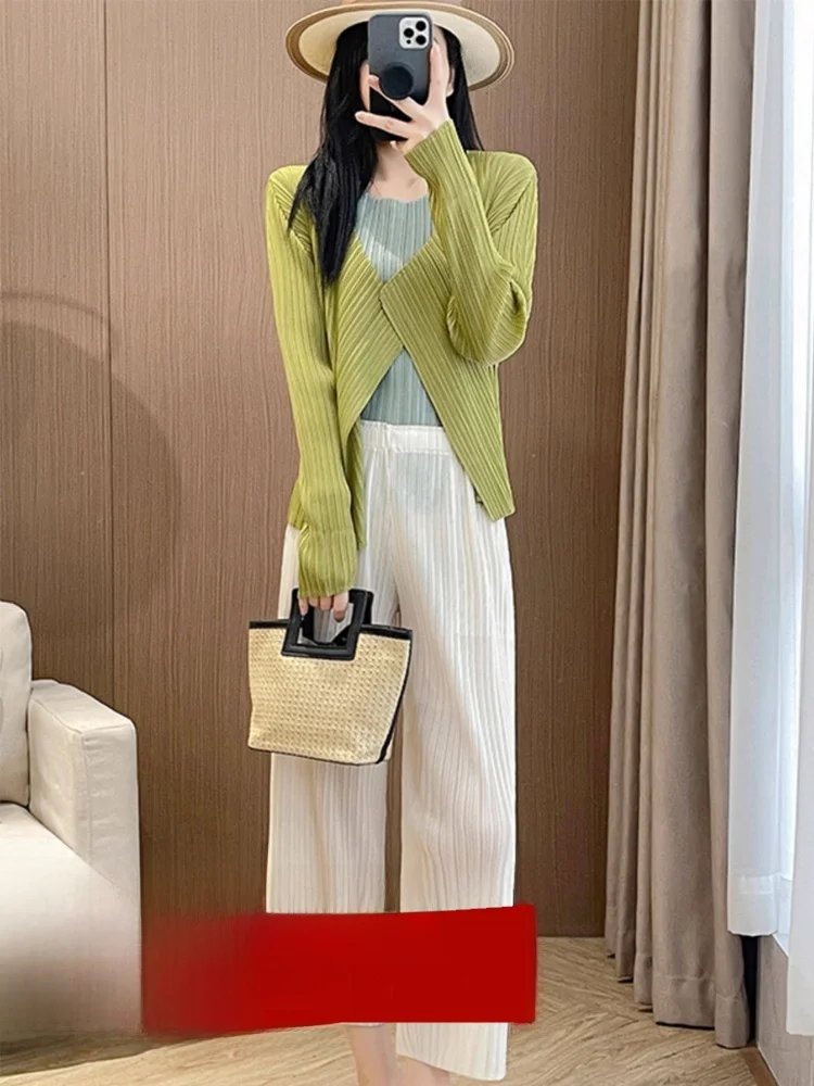 

Летний женский комплект: однотонный плиссированный укороченный жакет, эластичные прямые брюки, футболка. Идеально для творчества, работы и повседневной носки.