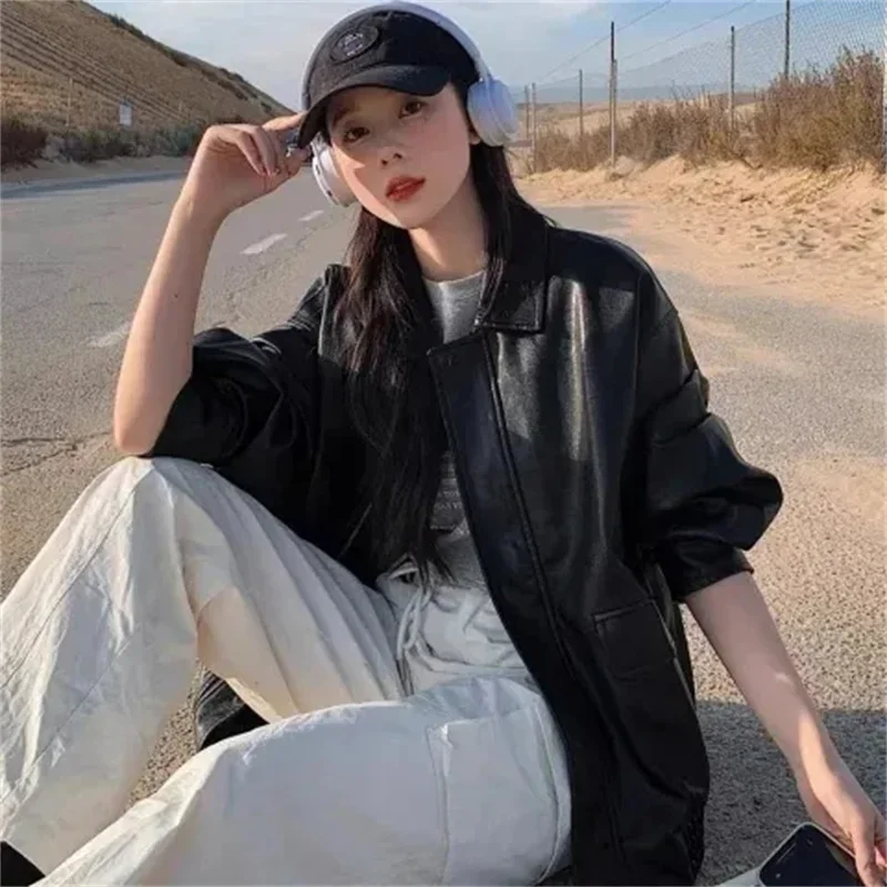 سترة جلدية عصرية للنساء للربيع والخريف سترة جلدية جديدة باللونين الأسود والبني غير رسمية بسحاب فضفاض مقاس كبير